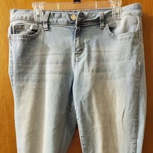 Light wash cuffed Jean capri pants